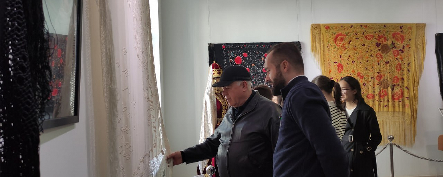 В столице Карачаево-Черкесии открылась выставка национальных платков