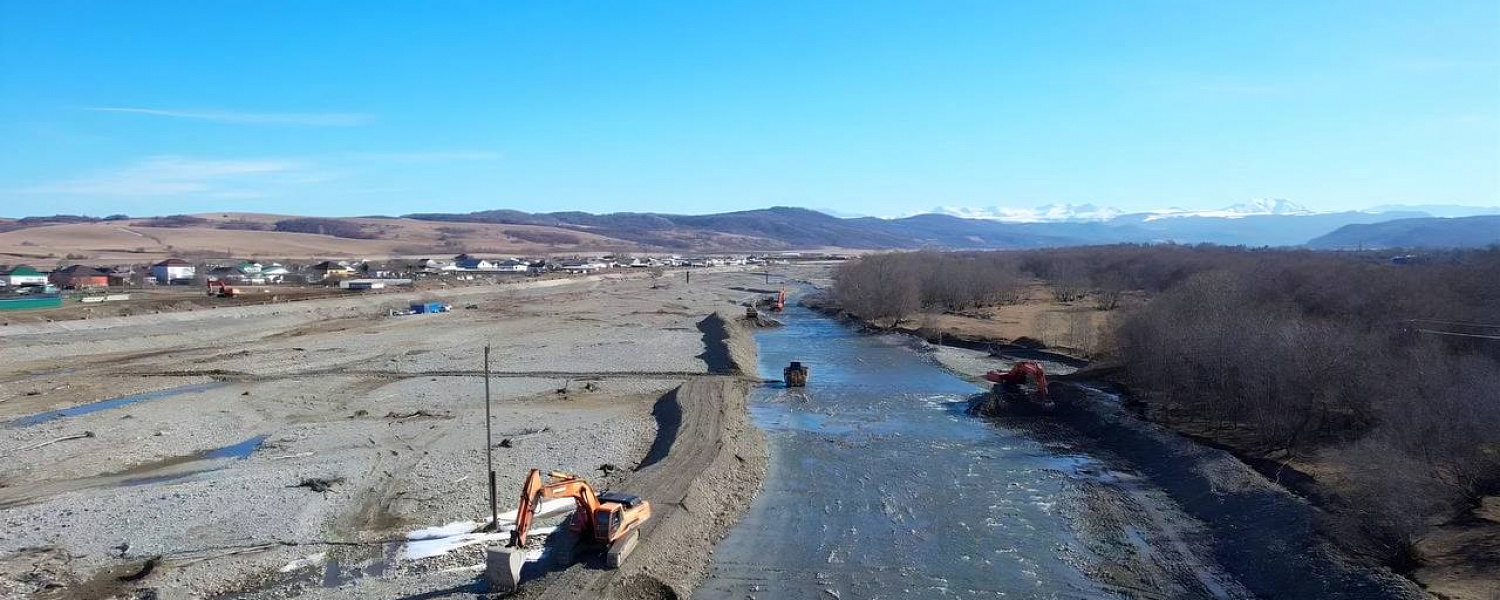 В Карачаево-Черкесии в рамках госпрограммы расчищают русло реки Кяфар
