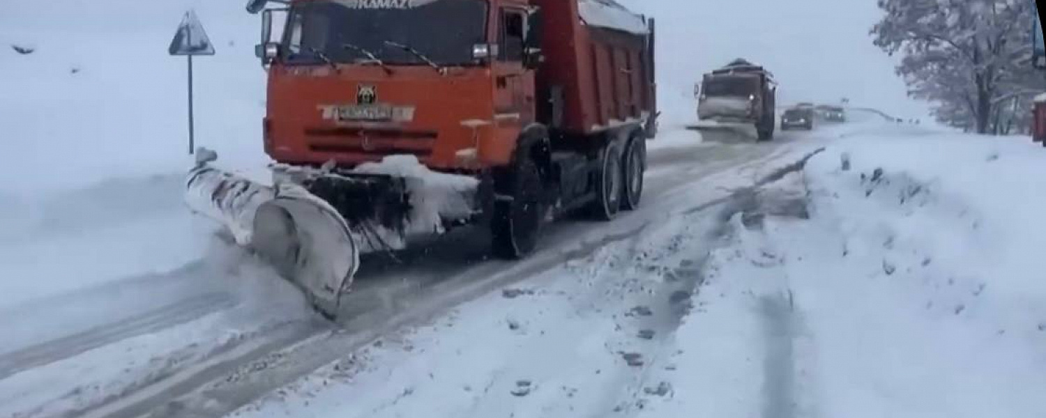  В Карачаево-Черкесии в очистке дорог от снега задействованы 38 единиц техники